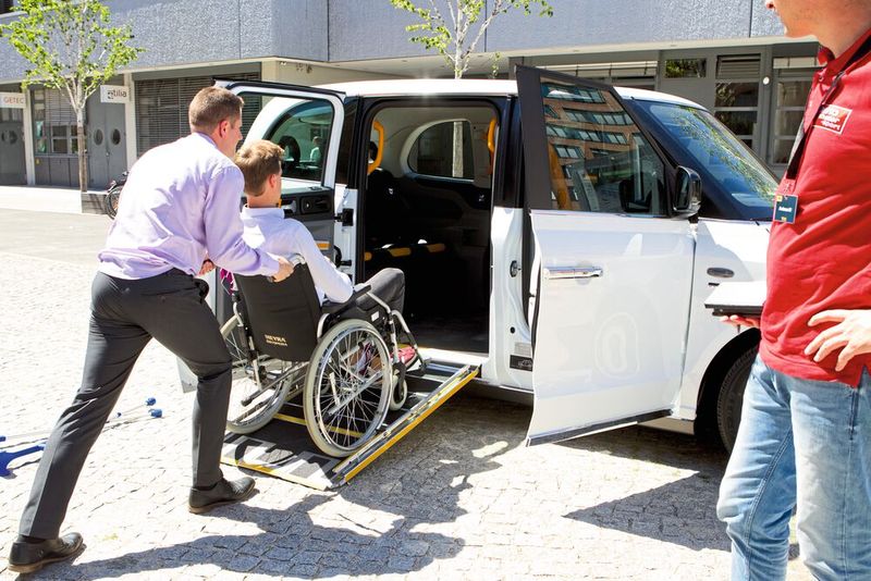 Hinten können sich insgesamt sechs Fahrgäste einfinden, die sich dann jeweils zu dritt gegenüber sitzen. Der Boden des London-Taxis ist topfeben, und über eine Rampe kann sehr schnell auch ein Rollstuhl an Bord genommen werden. (Bild: London Taxi)