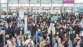 Das Bild trügt nicht: Die Analytica 2018 hat mit einem Besucherrekord abgeschlossen.  ( Messe München GmbH)