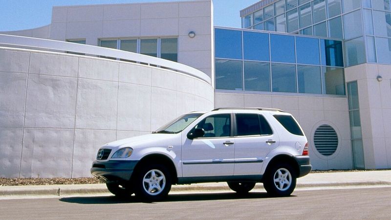 Die M-Klasse wird seit 1997 als erster Mercedes von Mercedes-Benz U.S. International in Vance bei Tuscaloosa (Alabama/USA) produziert. Die Bezeichnung „M“ hatte sich jedoch bereits BMW für seine Sportmodelle schützen lassen. Deshalb einigte man sich mit BMW auf die Bezeichnung M-Klasse, die Modelle werden aber unter dem Kürzel „ML“ verkauft (z. B. ML 320). (Bild: Mercedes-Benz AG)