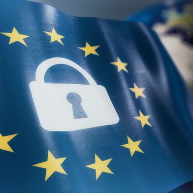 Das Ziel der EU-Kommission hinter der Änderung des Cybersecurity Acts besteht darin, die Cybersicherheitsresilienz und -kapazitäten zu stärken, um Unternehmen und Institutionen besser gegen wachsende Cyberbedrohungen zu schützen und gleichzeitig die Compliance-Anforderungen zu vereinfachen. (Bild: © lucadp - stock.adobe.com)