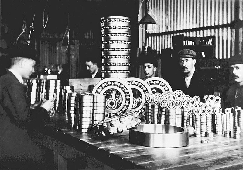Qualität spielt für SKF schon 1910 eine entscheidende Rolle: Arbeiter der Göteborger Fabrik kontrollieren die frisch gefertigten Lager. (Bild: SKF)