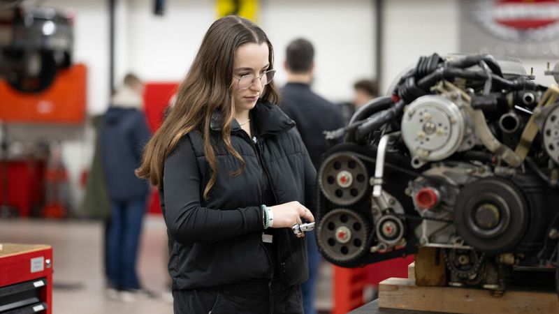 Im Fokus der Nachwuchsförderungs-Initiative von Ferrari stehen selbstverständlich nicht nur männliche Berufsinteressenten. (Bild: Ferrari/Sascha Mannel)