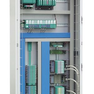 Leitsystemschrank mit Trennbarrieren der K- und H-Serien, Remote I/O LB System und Field Connex Stromversorgungen.