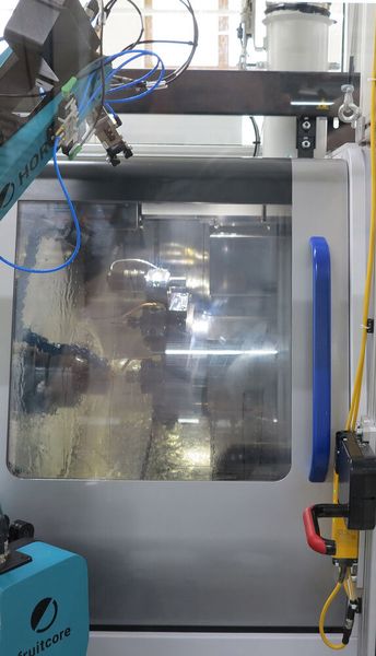 ... Horst 900 nimmt die vereinzelten Teile dann mit seinem 2-Backen-Parallelgreifer auf, wenn sie fertiggedreht sind. (Bild: www.conform-services.de)