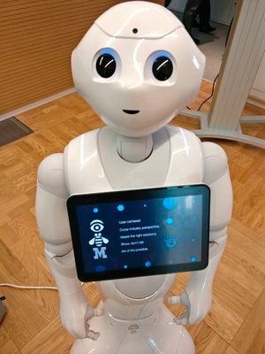 Die Roboterfrau Pepper begrüßt die Besucher des IoT Industry Labs. (Bild: Franz Graser)