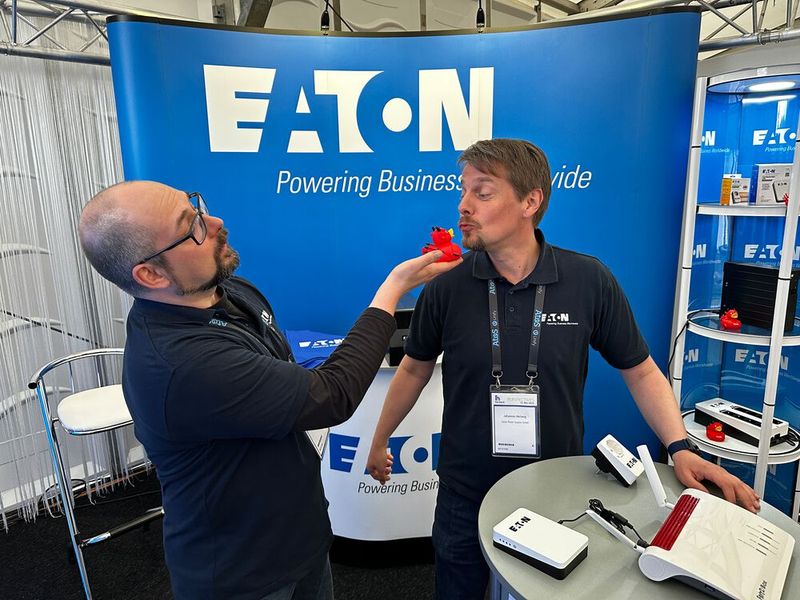 Ob aus der Ente eine Prinzessin wird? Stephan Oberhofer (l.) mit Johannes Hellwig (Eaton) probieren es aus. (Bild: Vogel IT-Medien)