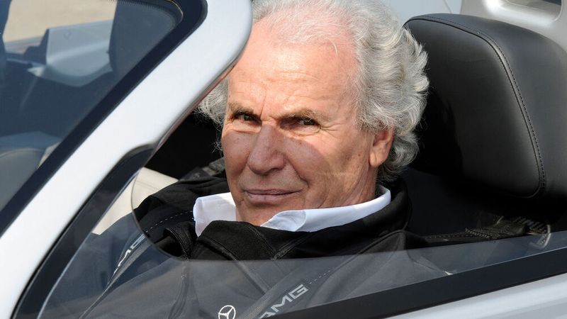 Dieter Glemser war Markenbotschafter für Mercedes-Benz-Classic. Er fungierte nach seiner aktiven Zeit als Rennfahrer für die Schwaben als Testfahrer wie hier in einem CLK GTR Roadster.   (Bild: © Mercedes-Benz AG)