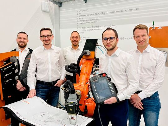 Mit der Unterzeichnung des Letter of Intent bekräftigen Maplan und Kuka ihre strategische Partnerschaft und setzen ein starkes Signal für integrierte Automatisierungslösungen in der Elastomerverarbeitung.(Bild:  Maplan/Kuka)