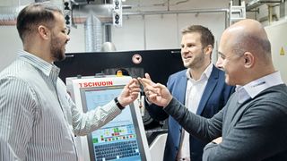 Dass die Fertigung der Wälzkörper am Standort Schweiz realisiert werden kann, ist der hervorragenden Zusammenarbeit der beteiligten Spezialisten von Tschudin und Strähl Décolletage zu verdanken. Im Bild (v. l. n. r.): Ferdi Saiti (CEO, Strähl Décolletage AG), Marc Tschudin (CEO, Tschudin AG) und Ali Karabulut (Sales Manager, Tschudin AG). (Bild: Matthias Böhm)