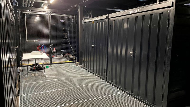 Ein Blick ins Innere des Erdgeschosses. Dort befinden sich beispielsweise die Energiespeicher. (Bild: Seyerlein/VCG)