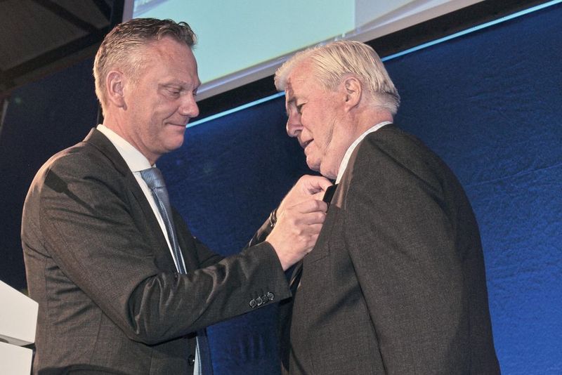 Feinarbeit: ZDK-Vorstandsmitglied Arne Joswig (li.) steckt Klaus Heschke die silberne ZDK-Ehrennadel ans Revers.  (Bild: Zietz/»kfz-betrieb«)