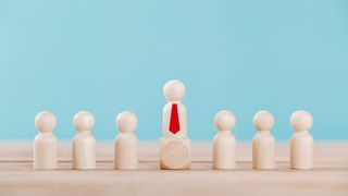 Hat eine Führungskraft erst einmal einen hohen Status erreicht, werden Abweichungen vom üblichen Führungsverhalten eher toleriert. (©veerapong - stock.adobe.com)