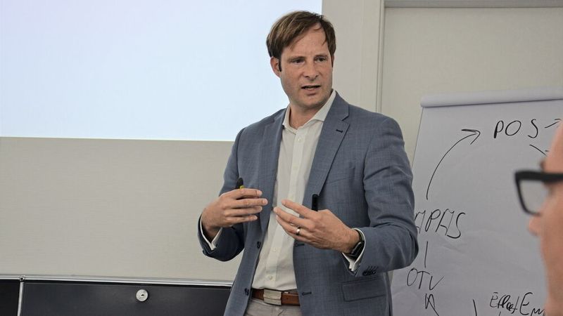 Stadac-Geschäftsführer Martin Leuchtenberger erläuterte der Jury des Digital Automotive Awards 2020 das digitale Servicekonzept des Autohauses. (Bild: Karin Bayha)