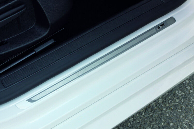 Erkennungsmerkmal im Inneraum: R-Line Logos auf den vorderen Einstiegsleisten des Volkswagen CC. (VW)