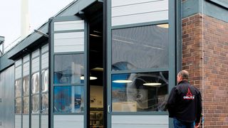 Die Efaflex Falttore isolieren das Innovationscenter von Deutz gegen äußere Einflüsse. (Deutz)