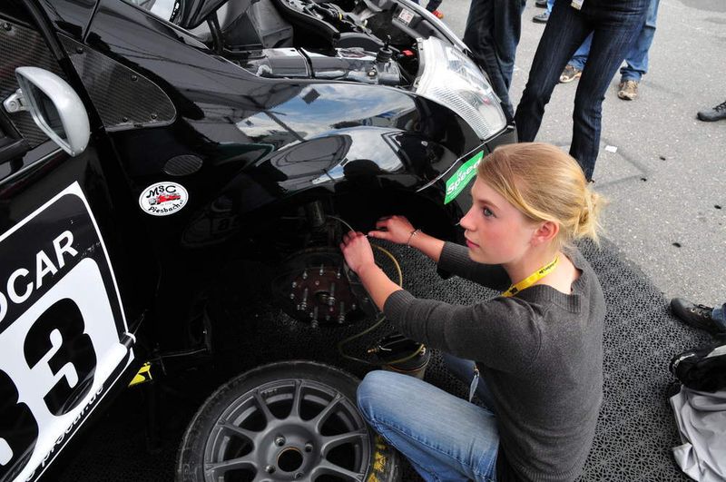Lea Fischer am Auto ... (Archiv: Vogel Business Media)