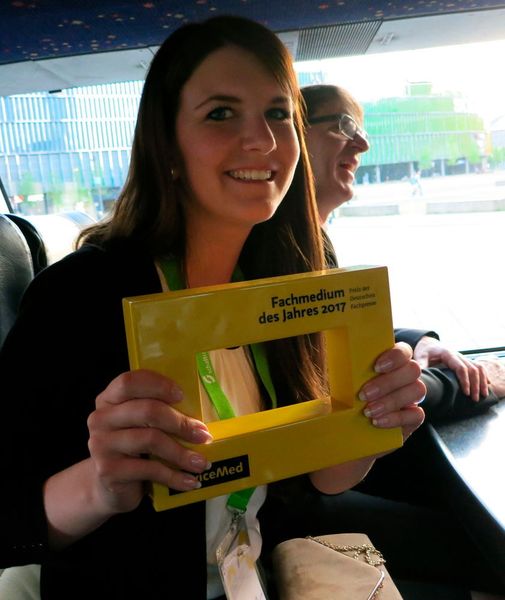 … zusammen mit Key Account Mangerin Katharina Flügge im Shuttle-Bus zur B2B-Media-Night. (Reinhardt / Devicemed)