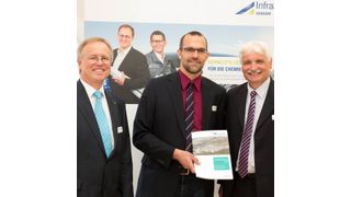 Die Umwelterklärung gibt Auskunft über die Umweltleistung der Unternehmen. Hier wurde Robert Müller (Mitte), Leiter der Abteilung Umweltschutz des Landratsamts Altötting, von Bernhard Langhammer (l.), Geschäftsleiter ISG, und Godehard Mayer (r.), Leiter Genehmigungsmanagement ISG, eines der ersten druckfrischen Exemplare der aktuellen Umwelterklärung überreicht. (Infraserv Gendorf)