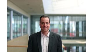 Dr.-Ing. Holger Flatt: „Die gemeinsam von Fraunhofer und Imago Technologies entwickelte Innovation kombiniert KI-basierte Echtzeitlokalisierung mit dem offenen Ortungsstandard Omlox, um Personen-, Material- und Prozessflüsse in Produktions- und Logistikumgebungen zu visualisieren. So lassen sich industrielle Abläufe vereinfachen und optimieren.“ (Bild: Fraunhofer IOSB-INA)