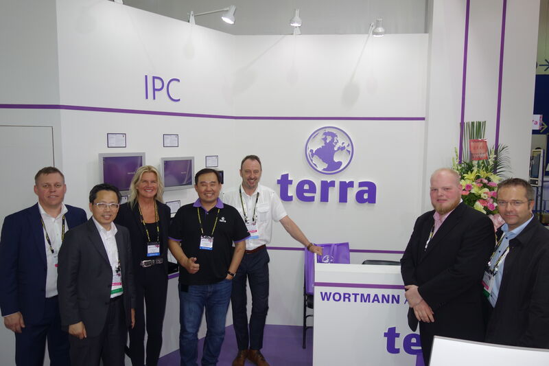 Premiere-Wortmann und sein Taipei Team sind stolz auf ihren Stand. (v. l.) Neil Jensen, Zili Zhao, Christina Greimann, Barry Yu, Tom Knicker, Sören Wortmann und Mathias Krato. (Vogel IT-Medien GmbH)