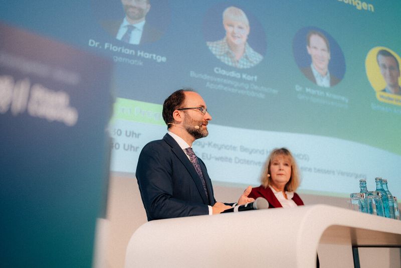 Florian Hartge stellte die Pläne der gematik für die neue, plattformbasierte TI-Infrastruktur vor. (Bild: WACH Studio GmbH)