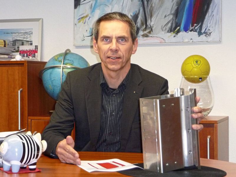 Michael Koch im Oktober 2010 mit dem Gehäuse-Prototyp des Dynamischen Energiespeichers DES. (Michael Koch)