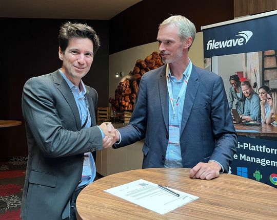 Tobias Schimmer, CEO bei FileWave und Matthias Pohl, Vertriebsleiter bei Quinta unterzeichnen den Vertrag.(Bild:  Filewave)