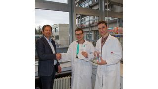 Dr. Wolfgang Kuster (links) gratuliert den Jungforschern Johann Liebeton (Mitte) und Leon Werner (rechts).  (Labexchange)