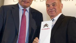 Ausgezeichnet: Citroën-Chef Frédéric Banzet (li.) überreicht Jürgen Burmeister vom Zwickauer Autohaus BHS den Quality Award 2012. (Foto: Citroën)