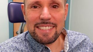 Steve Verze ist der erste Patient weltweit, der am 25. November 2021 im Moorfields Eye Hospital in London mit einer vollständig digital gedruckten Augenprothese versorgt wurde.  (Bild: Moorfields Eye Hospital NHS Foundation Trust)