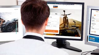 Werden künftig drei statt bisher zwei markenübergreifende Onlinefahrzeugbörsen den Markt bestimmen? VW bringt mit Heycar einen ernst zu nehmenden Player an den Start. Aber auch andere Marken sind mit eigenen Plattformen aktiv. (Bild: Copyright: Andrey Popov - stock.adobe.com, Montage »kfz-betrieb«)