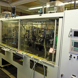 Bild 1: Mit einer neu angeschafften zentralen Anlage zur Schneidölfiltration werden bei Alligator jetzt vier Zerspanungsmaschinen für die Aluminiumverarbeitung parallel versorgt.