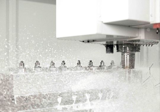 Reibungsfrei, verschleissfrei, extrem steif und hochgedämpft – mit diesen Eigenschaften erreicht das neue, hydrostatisch gelagerte Bearbeitungszentrum «Starrag S1250 HD» Rekordwerte bei der Schwerzerspanung von Titan-Strukturbauteilen.(Bild:  Starrag)