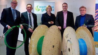 (V. l.) Dr. Wilhelm Drepper (Geschäftsführer Stadtwerke Gronau), Jeroen van de Lagemaat (Geschäftsführer NDIX), Sonja Jürgens (Bürgermeisterin Stadt Gronau), Björn Scheffer (Geschäftsführer efense GmbH in Gronau), Michael Laube (Geschäftsführer PHOTOART Food- und Werbefotografie GmbH in Gronau) (Stadtwerke Gronau)