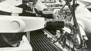 Der Unimate bei der Arbeit in der Automobilproduktionslinie von Ford in den USA. (Benson Ford Research Center/Kawasaki Heavy Industries Ltd.)