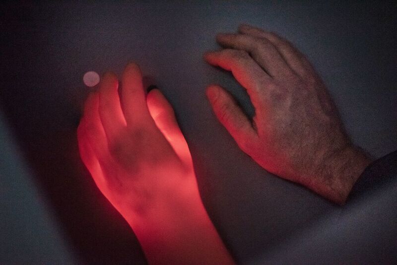 Wurde die versteckte Hand erwärmt und die Gummihand synchron rot angeleuchtet, war die Gummihandillusion stärker ausgeprägt, als wenn Erwärmung und Licht asynchron dargeboten wurden. (Damian Gorczany, Ruhr-Universität Bochum)