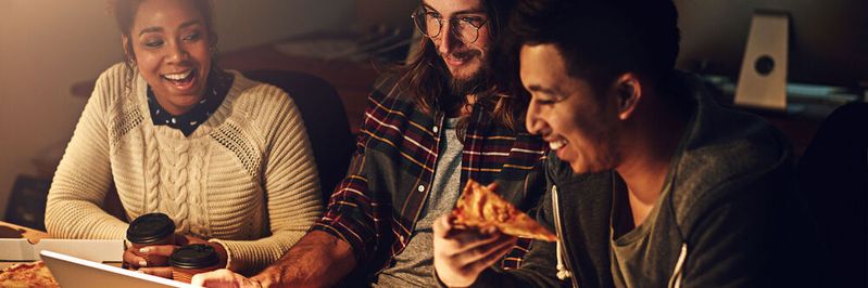 Die Generationen Y und Z legen ihren Fokus weniger auf die bestmögliche Bezahlung und die Chance, schnell auf der Karriereleiter aufzusteigen. Stattdessen spielt für sie die Unternehmenskultur eine bedeutende Rolle. (Bild:  A.B./peopleimages.com - stock.adobe.com)