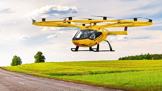 Multikopter sollen nach Angaben des Autofahrerclubs den Rettungshubschrauber keinesfalls ersetzen.(Bild:  ADAC (Fotomontage))