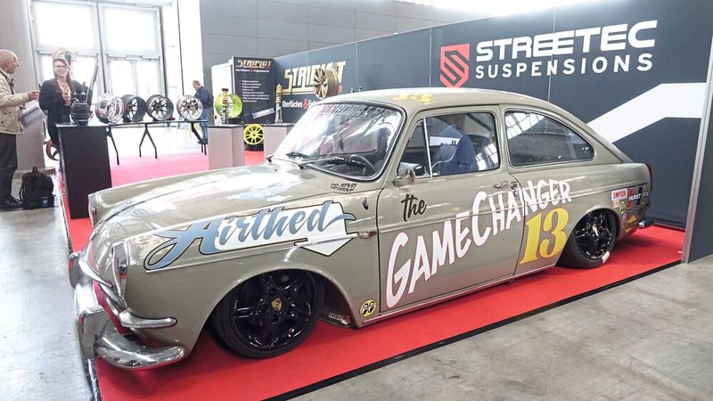 JAuch in der Oldtimerbranche gibt es so manche nicht-zeitgenössische Stilrichtung. (Bild: Dominsky –  »kfz-betrieb«)