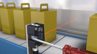 Sensoren komfortabel teachen: Ein geschlossenes Gehäuse braucht nur mit einem beliebigen ferromagnetischen Werkzeug berührt werden. (Bild: Baumer)