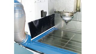 Eine Möglichkeit zur Absaugung von Graphit ist der Einsatz eines Tischabsaugsystems. Ein leicht auswechselbarer Bürstenvorhang dient dabei als Abprall- und Luftführungselement. Bild: Ringler (Archiv: Vogel Business Media)