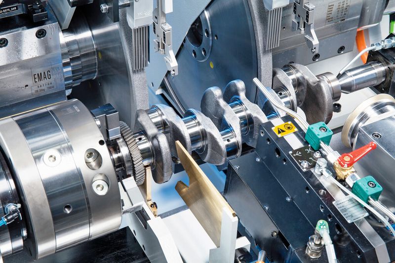 Bild 1: Zwei Schleifscheiben im Einsatz: Die simultane Bearbeitung von zwei Hublagern verkürzt die Taktzeit deutlich. (Bild: Emag)