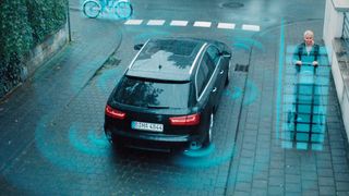 Die Umgegung 360° im Blick: Die Radarsensoren mit 77 GHz von Hella kommen auf den Markt. (Hella)