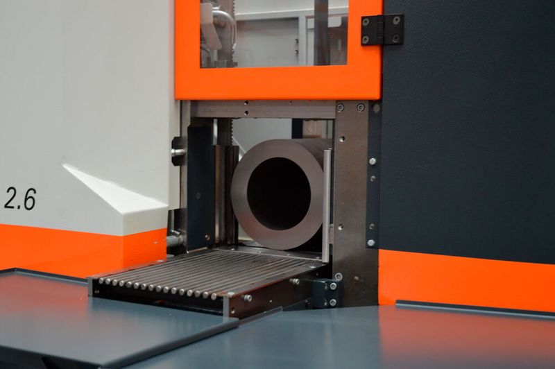 Die neue Kastossb ist flexibel konfigurierbar, passt in das neue Sägezentrum Kastocenter compact und braucht auch vor anspruchsvollen Sägeaufgaben nicht zu kapitulieren. Sie kann auch mit Hartmetall-Sägebändern arbeiten. (Bild: Kasto)