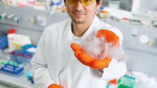 Zwei neue Abteilungen am Fraunhofer-Institut für Angewandte Polymerforschung IAP: Hier dienen Federn Dr. Rosencrantz als Rohstoff für neue Materialien auf Keratinbasis. (Fraunhofer-IAP)