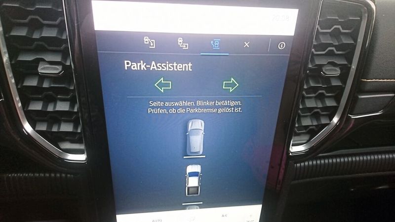 Der Parkassistent führt einen Schritt für Schritt... (Bild: Sven Prawitz/Vogel Communications Group)