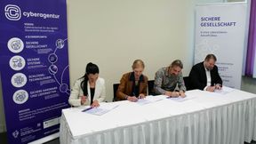 Zum Start von ARCH unterzeichnen Cyberagentur und Projektteam die Vereinbarungen für eine systematischere Erfassung von Schäden durch Cyberkriminalität. Im Bild: Dr. Nicole Hartlapp, Bettina Bubnys, Prof. Dr. Christian Hummert und Prof. David Décary-Hétu. (Bild: Cyberagentur)