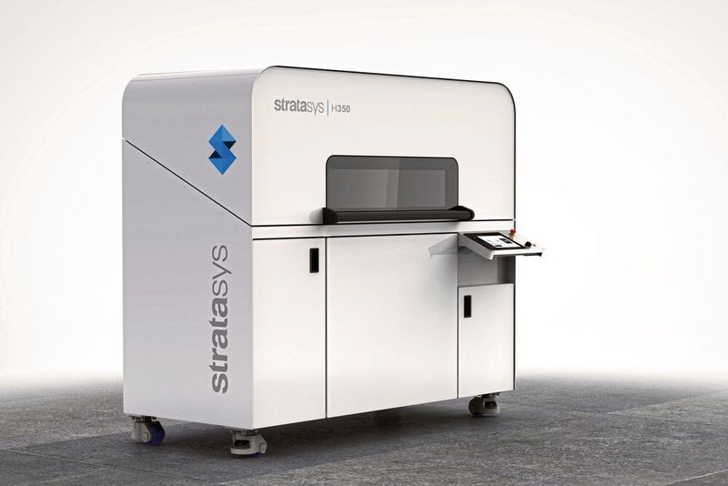 Der 3D-Drucker H350 arbeitet mit dem SAF-Verfahren. Dabei wird Kunststoffpulver per Infrarot mit einer Absorberflüssigkeit verbunden. (Bild: Stratasys)