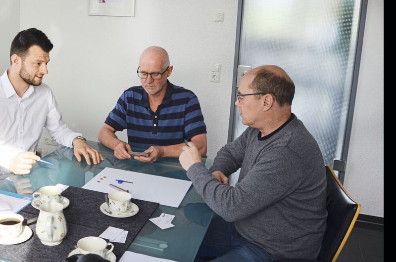 Bernd Frantzen, Betriebsleiter bei der Phiesel Dreh- und Frästechnik GmbH (Mitte), im Gespräch mit Erik Hoffmann, Produktspezialist Drehen bei Iscar (l.), und Oliver Blankenheim, Geschäftsführer beim Lohnfertiger: «Das Werkzeug arbeitet sehr formstabil und verläuft nicht.»  (Iscar)