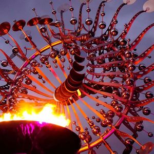 Die Skulptur, die in Rio das Feuer trug, besteht komplett aus rostfreiem, grob geschliffenem Edelstahl und hat ein Gesamtgewicht von 980 kg. Auf einem knapp 5 m hohen Standfuß ist das kinetische Element, wie eine Art Windrad mit einem Durchmesser von 3,2 m, befestigt.